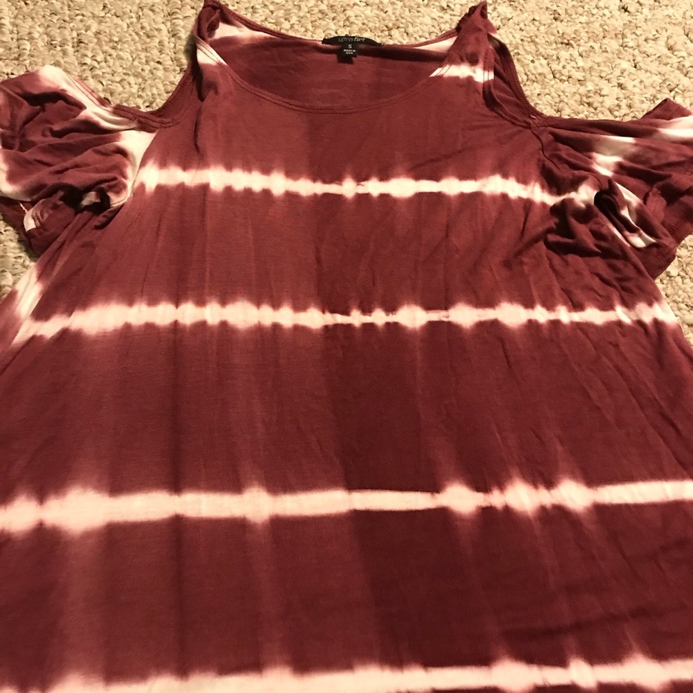 Tshirt that shows shoulders